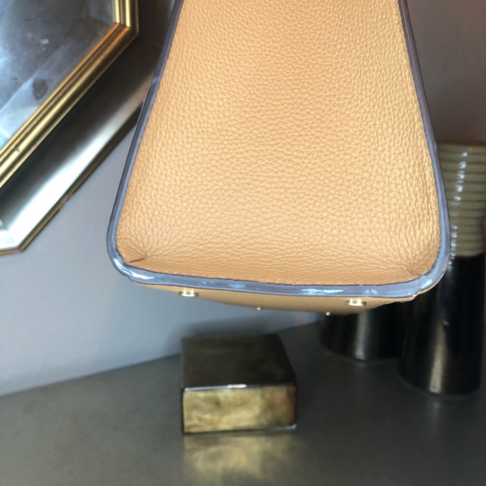 Tory Burch Britten tan pebbled leather satchel. - Picture 9 of 13